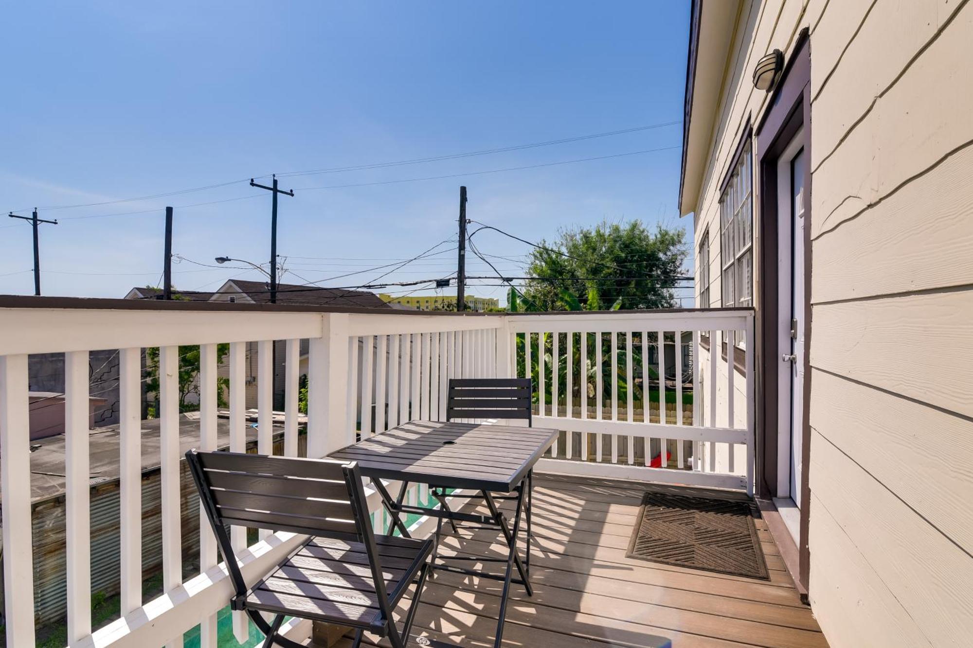Beautiful Galveston Apt With Deck Less Than 3 Mi To Dtwn! Exterior photo